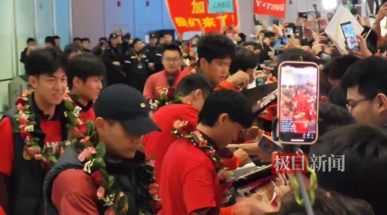 博鱼体育APP-U23国足队员抵京，球迷欢呼迎接，队员彭啸：大家太热情了，非常感动