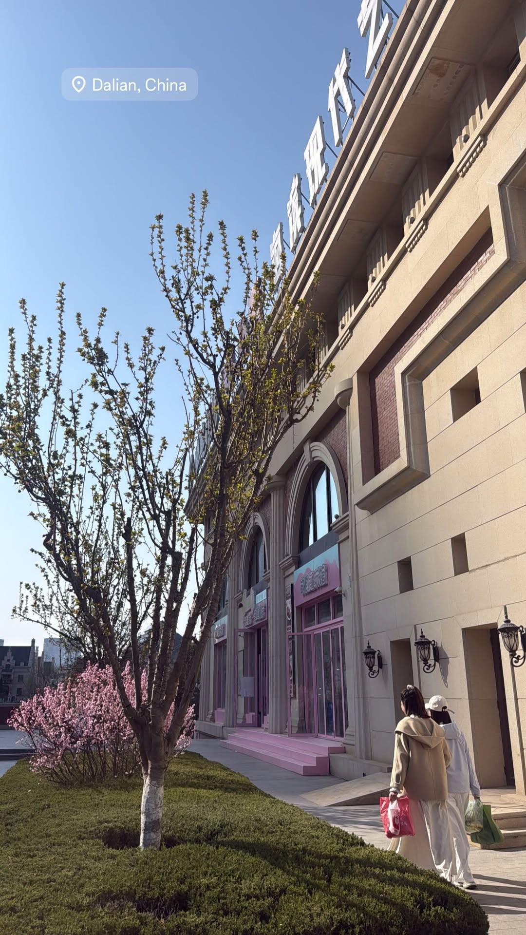 博鱼体育官网-家人来华，斯坦丘妻子分享在大连的照片